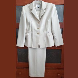 Kasper designs. Women’s two-piece Blazer and Pant Suit Set, Size 8